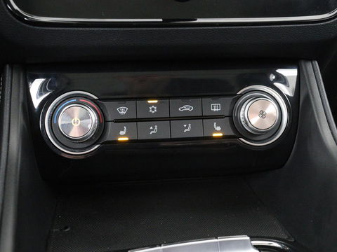 MG ZS EV Luxury 45 kWh | Panoramadak | Leder | Stoelverwarming | Carplay | Adaptive cruise | Camera | Keyless | Full LED | Navigatie