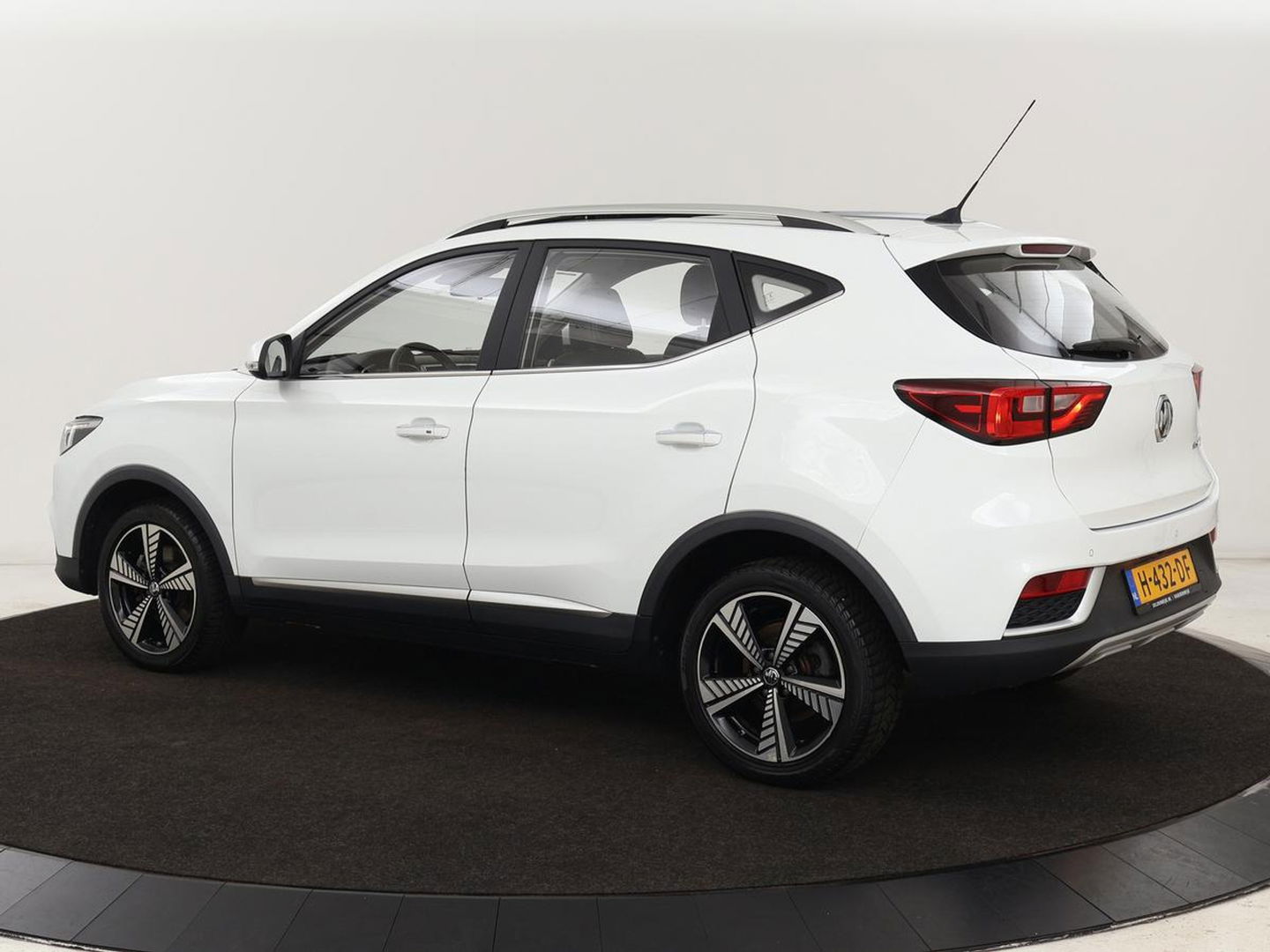MG ZS EV Luxury 45 kWh | Panoramadak | Leder | Stoelverwarming | Carplay | Adaptive cruise | Camera | Keyless | Full LED | Navigatie
