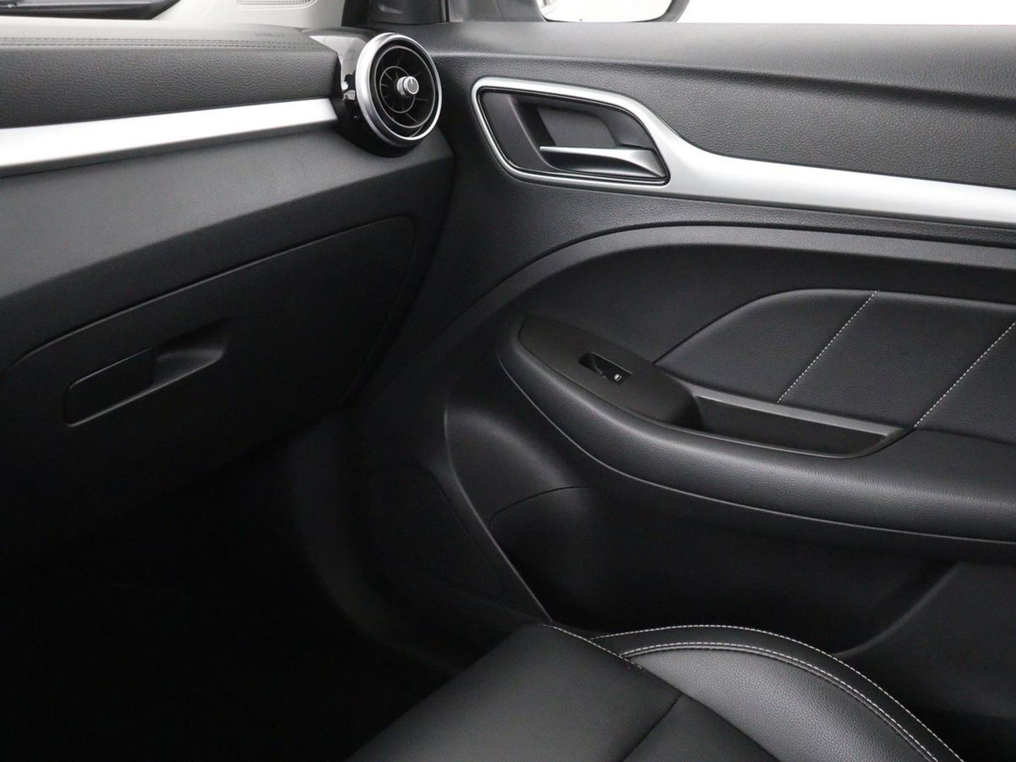 MG ZS EV Luxury 45 kWh | Panoramadak | Leder | Stoelverwarming | Carplay | Adaptive cruise | Camera | Keyless | Full LED | Navigatie
