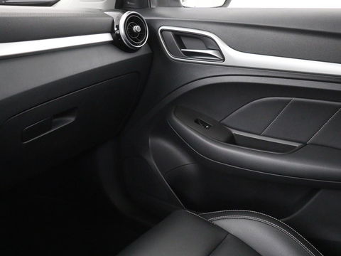 MG ZS EV Luxury 45 kWh | Panoramadak | Leder | Stoelverwarming | Carplay | Adaptive cruise | Camera | Keyless | Full LED | Navigatie