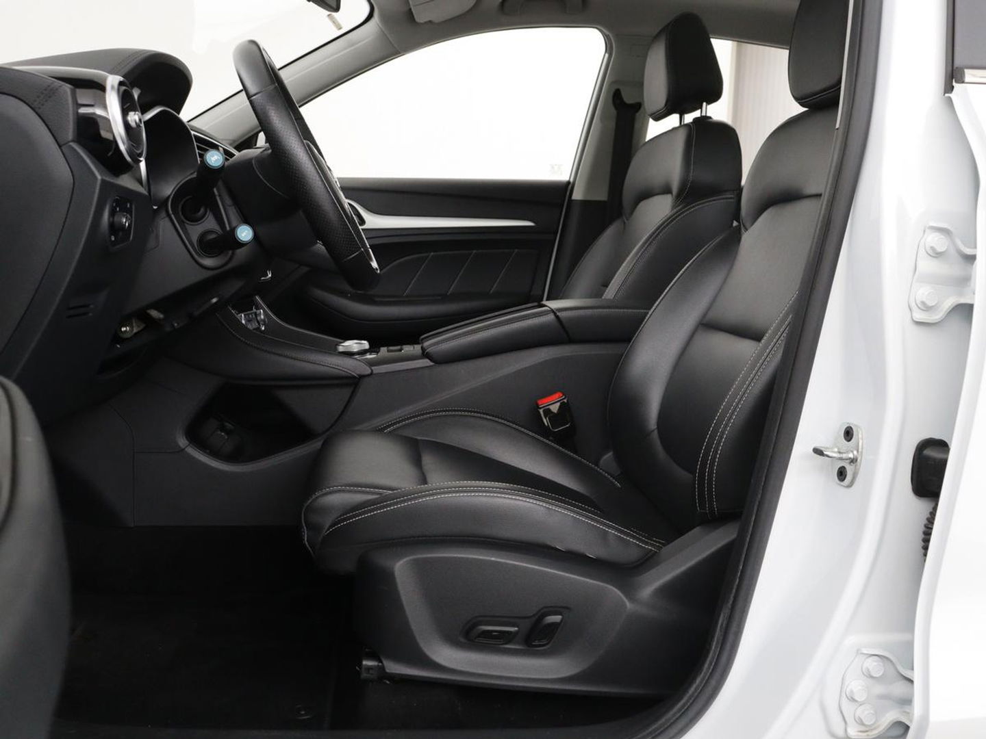 MG ZS EV Luxury 45 kWh | Panoramadak | Leder | Stoelverwarming | Carplay | Adaptive cruise | Camera | Keyless | Full LED | Navigatie