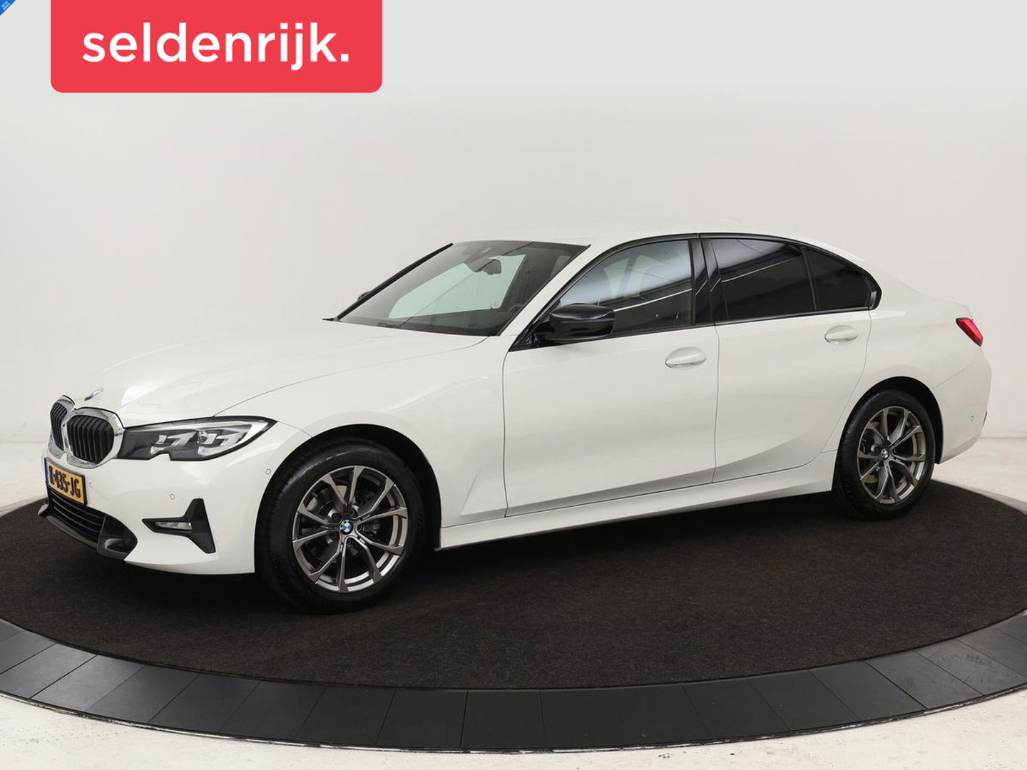 BMW 3 Serie 318i Executive Edition | Sport Line | Stoelverwarming | Camera | Trekhaak | Half leder | Full LED | Carplay | Live Cockpit