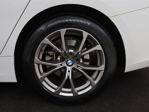 BMW 3 Serie 318i Executive Edition | Sport Line | Stoelverwarming | Camera | Trekhaak | Half leder | Full LED | Carplay | Live Cockpit