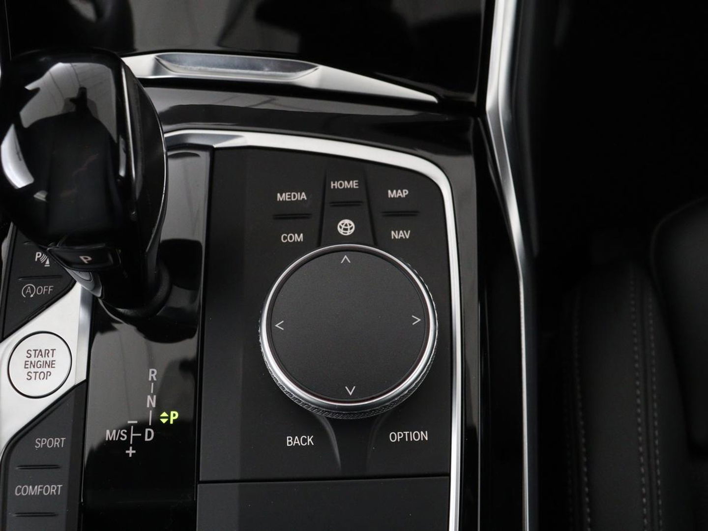 BMW 3 Serie 318i Executive Edition | Sport Line | Stoelverwarming | Camera | Trekhaak | Half leder | Full LED | Carplay | Live Cockpit