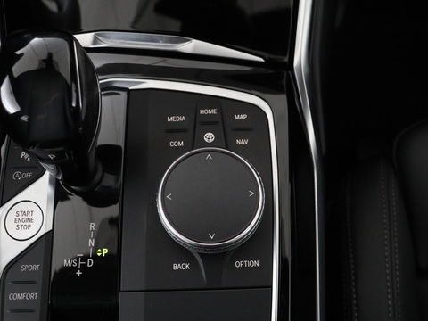 BMW 3 Serie 318i Executive Edition | Sport Line | Stoelverwarming | Camera | Trekhaak | Half leder | Full LED | Carplay | Live Cockpit