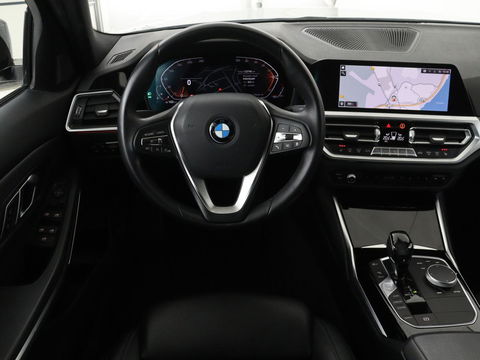 BMW 3 Serie 318i Executive Edition | Sport Line | Stoelverwarming | Camera | Trekhaak | Half leder | Full LED | Carplay | Live Cockpit