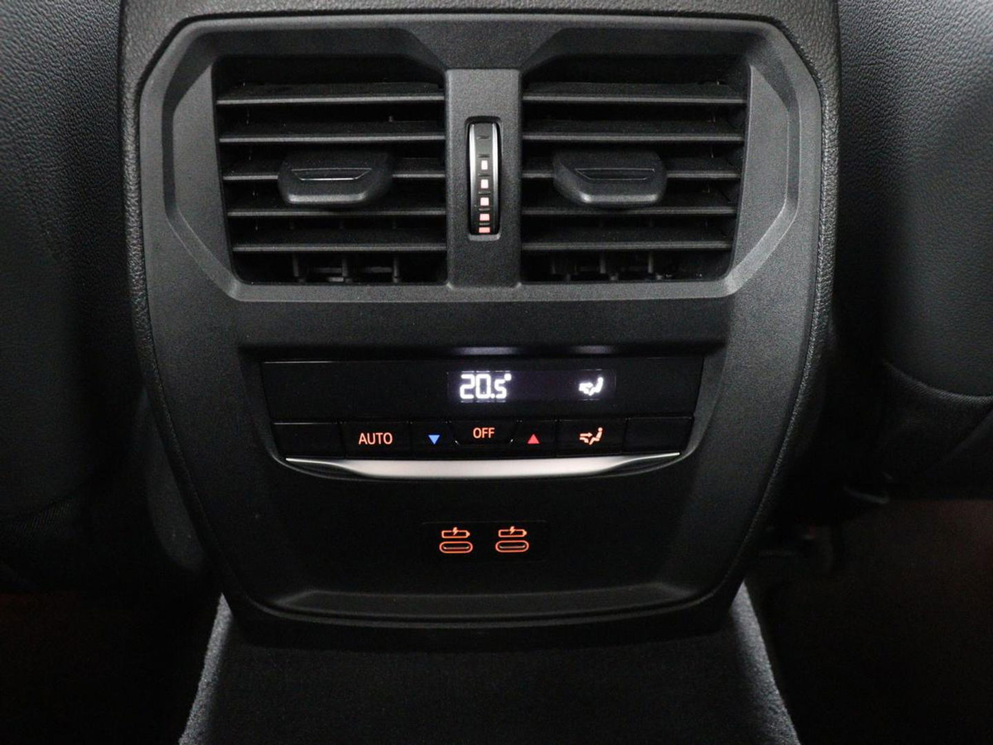 BMW 3 Serie 318i Executive Edition | Sport Line | Stoelverwarming | Camera | Trekhaak | Half leder | Full LED | Carplay | Live Cockpit