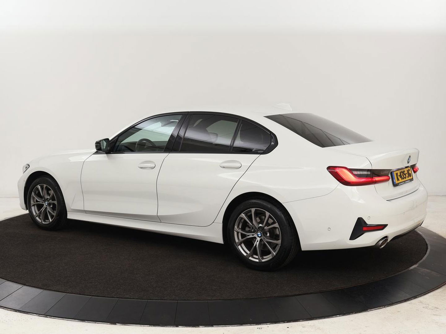 BMW 3 Serie 318i Executive Edition | Sport Line | Stoelverwarming | Camera | Trekhaak | Half leder | Full LED | Carplay | Live Cockpit