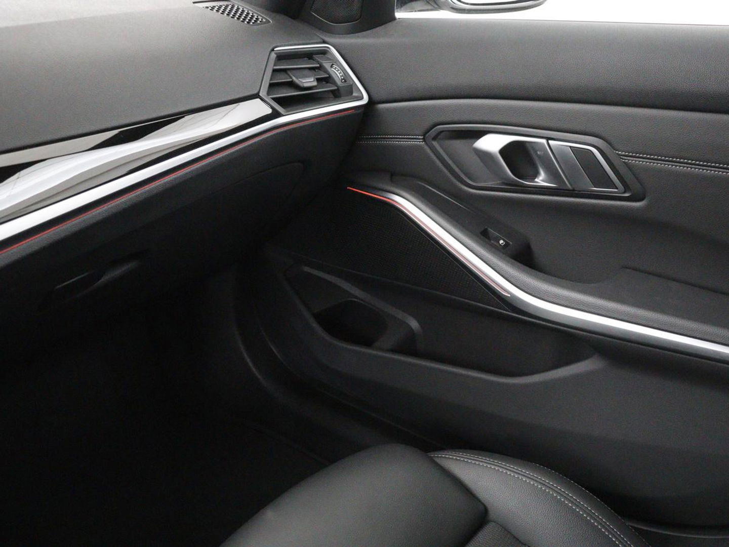 BMW 3 Serie 318i Executive Edition | Sport Line | Stoelverwarming | Camera | Trekhaak | Half leder | Full LED | Carplay | Live Cockpit
