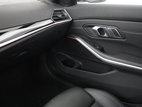 BMW 3 Serie 318i Executive Edition | Sport Line | Stoelverwarming | Camera | Trekhaak | Half leder | Full LED | Carplay | Live Cockpit
