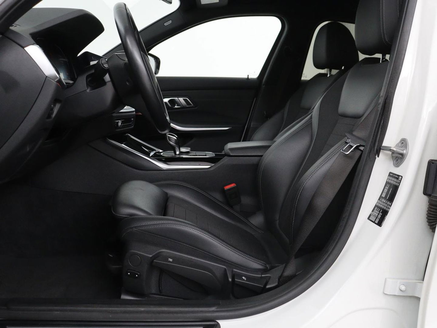BMW 3 Serie 318i Executive Edition | Sport Line | Stoelverwarming | Camera | Trekhaak | Half leder | Full LED | Carplay | Live Cockpit