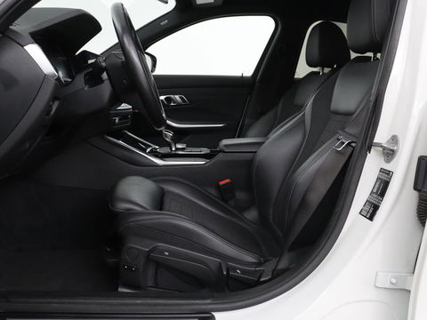 BMW 3 Serie 318i Executive Edition | Sport Line | Stoelverwarming | Camera | Trekhaak | Half leder | Full LED | Carplay | Live Cockpit