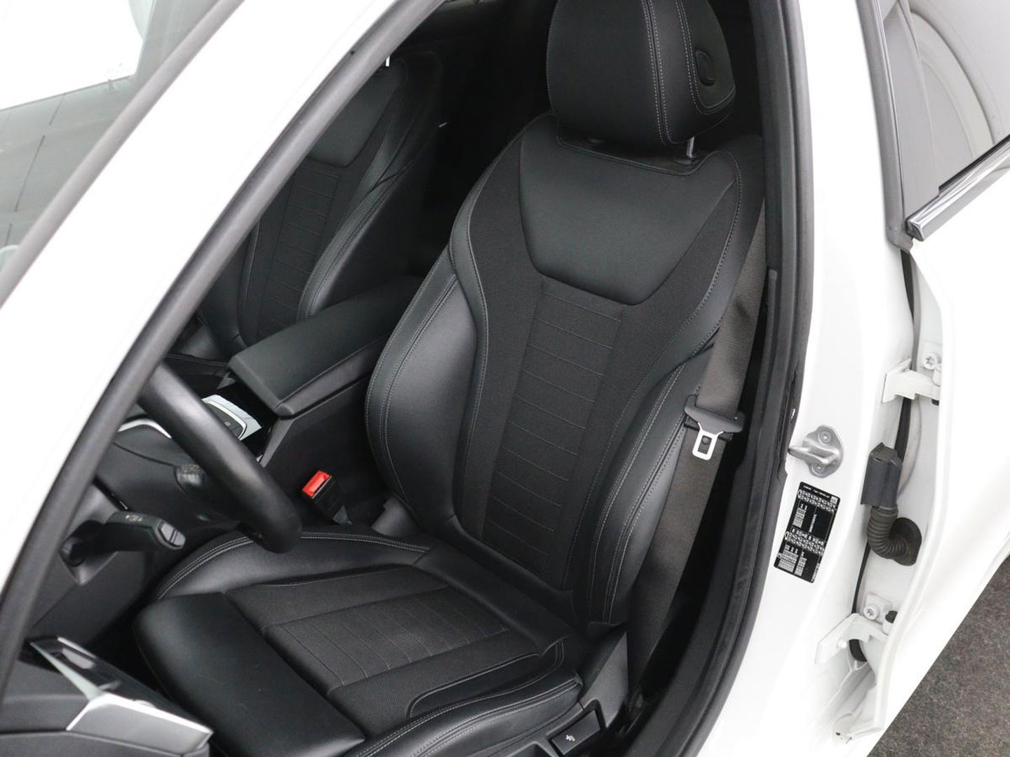 BMW 3 Serie 318i Executive Edition | Sport Line | Stoelverwarming | Camera | Trekhaak | Half leder | Full LED | Carplay | Live Cockpit