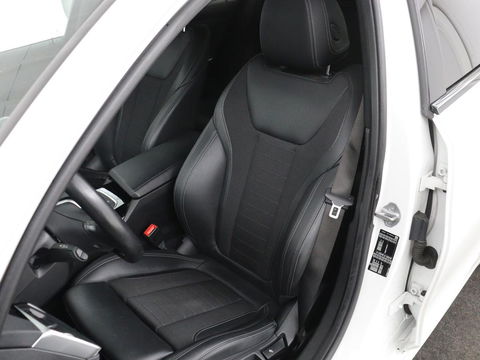 BMW 3 Serie 318i Executive Edition | Sport Line | Stoelverwarming | Camera | Trekhaak | Half leder | Full LED | Carplay | Live Cockpit