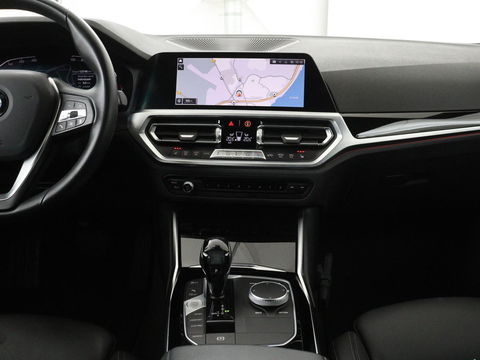 BMW 3 Serie 318i Executive Edition | Sport Line | Stoelverwarming | Camera | Trekhaak | Half leder | Full LED | Carplay | Live Cockpit