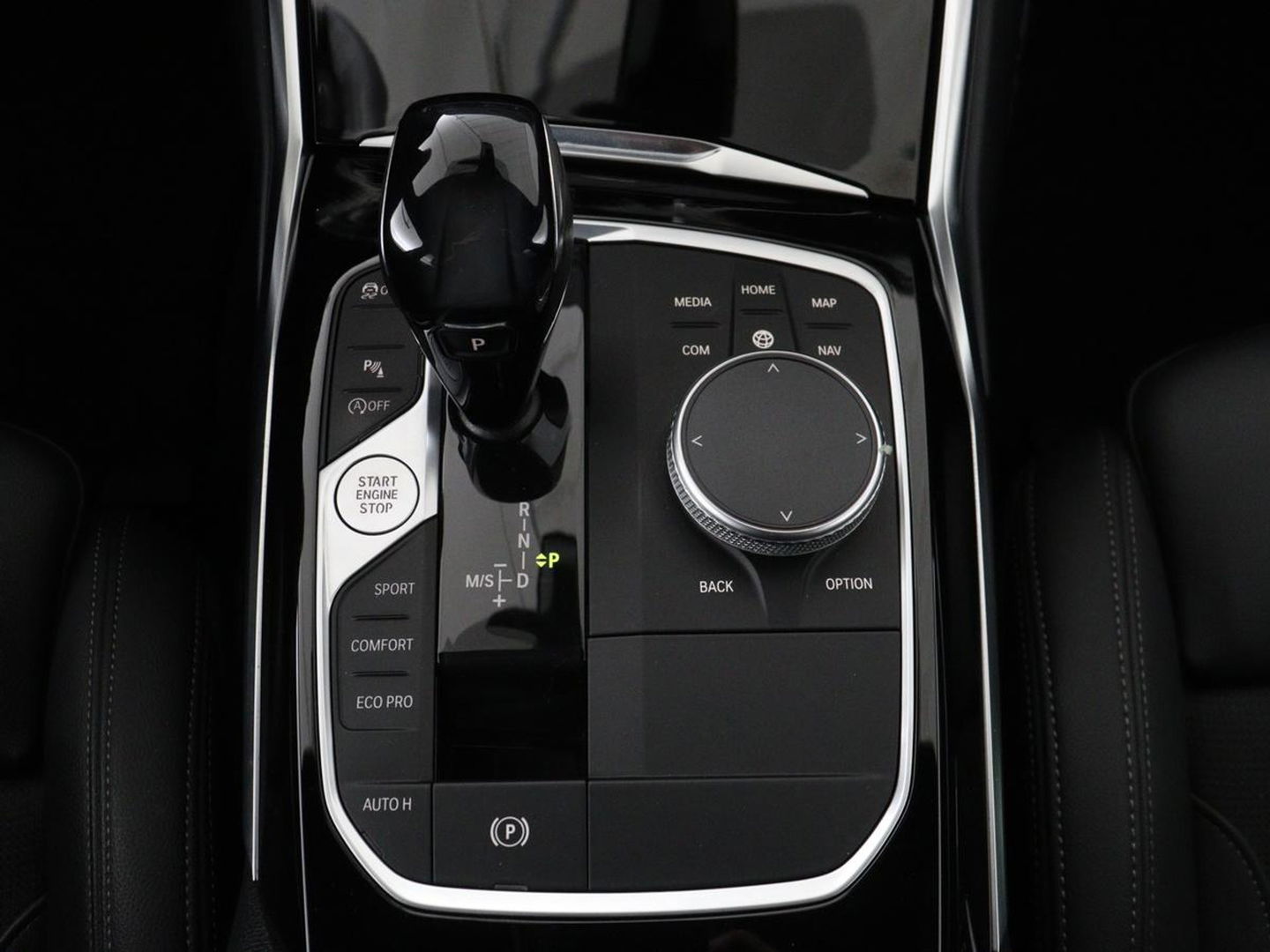 BMW 3 Serie 318i Executive Edition | Sport Line | Stoelverwarming | Camera | Trekhaak | Half leder | Full LED | Carplay | Live Cockpit