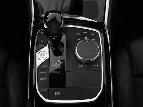 BMW 3 Serie 318i Executive Edition | Sport Line | Stoelverwarming | Camera | Trekhaak | Half leder | Full LED | Carplay | Live Cockpit