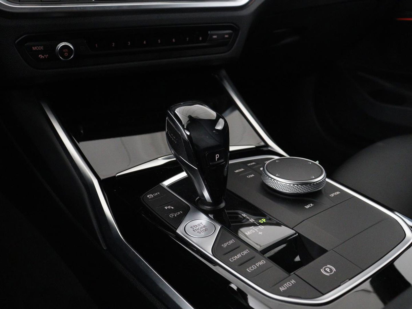 BMW 3 Serie 318i Executive Edition | Sport Line | Stoelverwarming | Camera | Trekhaak | Half leder | Full LED | Carplay | Live Cockpit