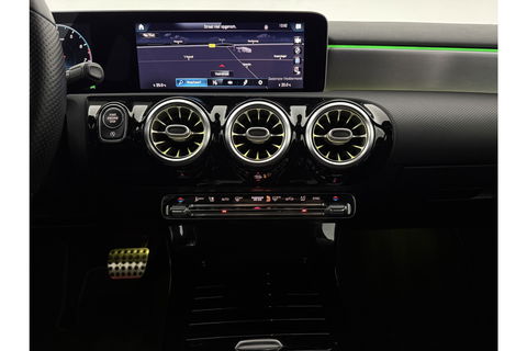 Mercedes-Benz A-Klasse 180 AMG Sfeer Virtual Clima Cruise Camera Navi LED PDC 18"LMV