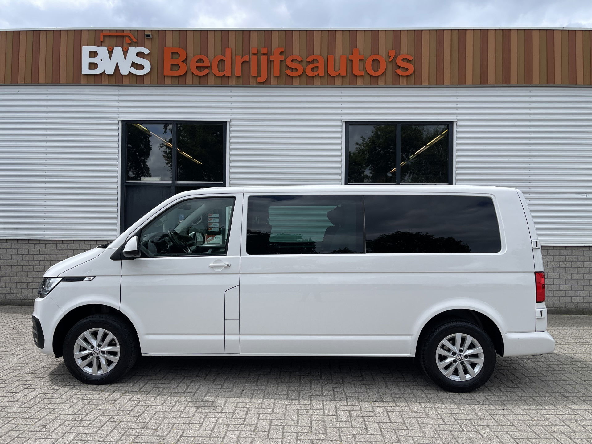 Volkswagen Transporter 2.0 TDI DSG automaat L2H1 30 DC 5 persoons / vaste prijs rijklaar € 27.950 ex btw / lease vanaf € 456 / airco / cruise / navi / achterdeuren / euro 6 / bpm vrij !