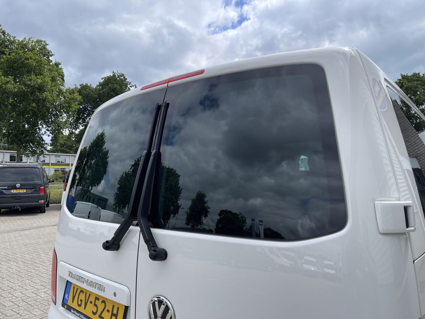 Volkswagen Transporter 2.0 TDI DSG automaat L2H1 30 DC 5 persoons / vaste prijs rijklaar € 27.950 ex btw / lease vanaf € 456 / airco / cruise / navi / achterdeuren / euro 6 / bpm vrij !