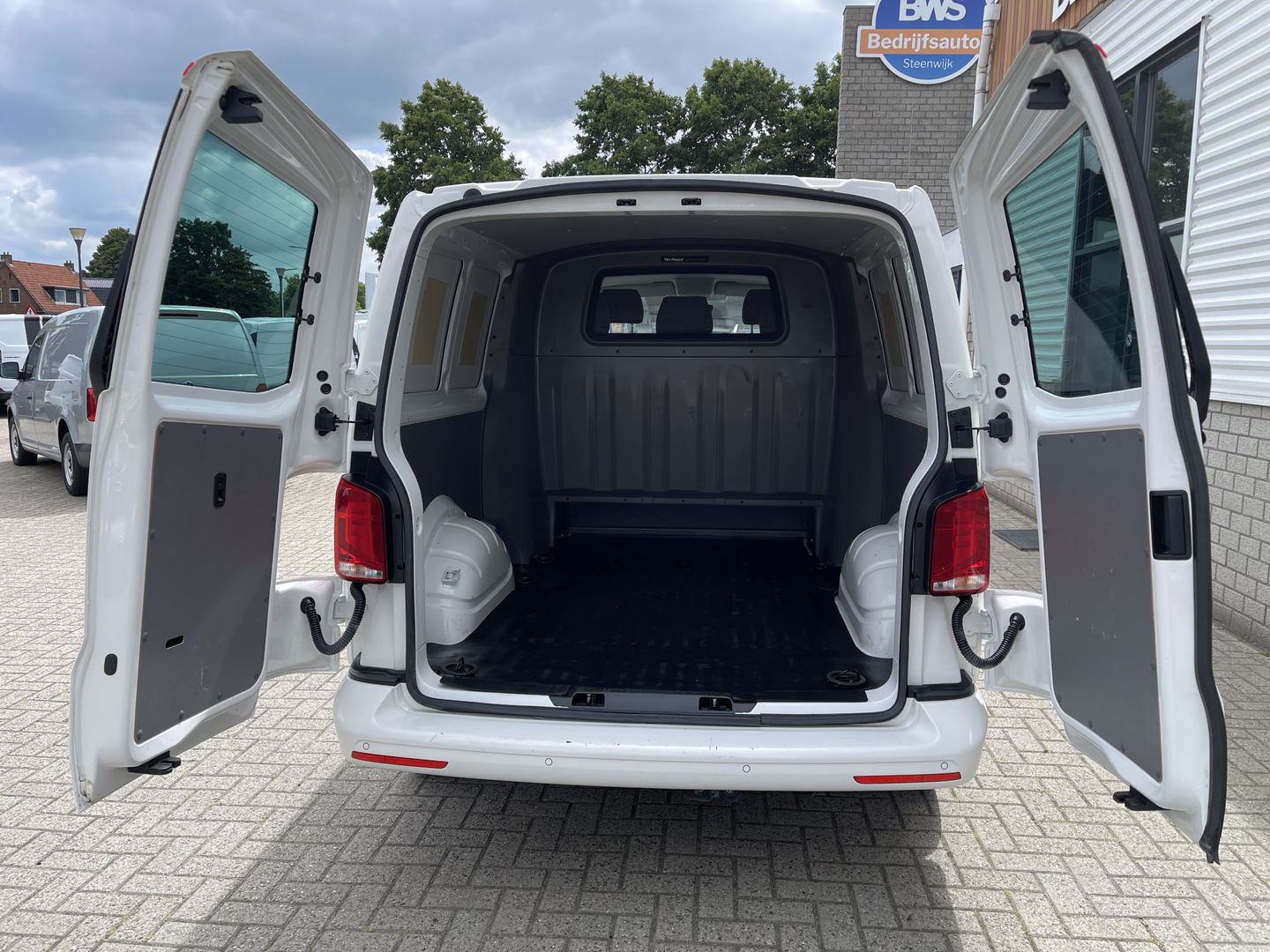 Volkswagen Transporter 2.0 TDI DSG automaat L2H1 30 DC 5 persoons / vaste prijs rijklaar € 27.950 ex btw / lease vanaf € 456 / airco / cruise / navi / achterdeuren / euro 6 / bpm vrij !