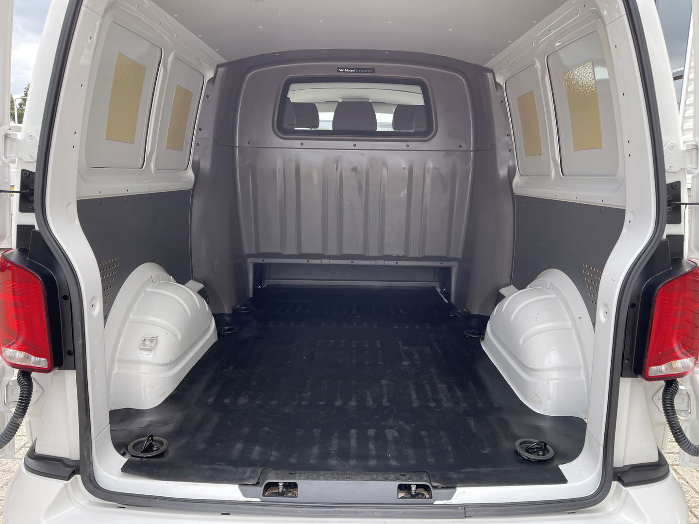 Volkswagen Transporter 2.0 TDI DSG automaat L2H1 30 DC 5 persoons / vaste prijs rijklaar € 27.950 ex btw / lease vanaf € 456 / airco / cruise / navi / achterdeuren / euro 6 / bpm vrij !