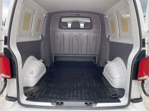 Volkswagen Transporter 2.0 TDI DSG automaat L2H1 30 DC 5 persoons / vaste prijs rijklaar € 27.950 ex btw / lease vanaf € 456 / airco / cruise / navi / achterdeuren / euro 6 / bpm vrij !