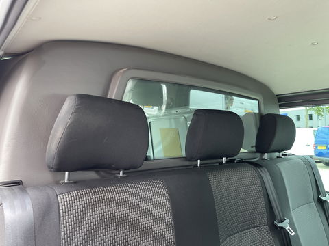 Volkswagen Transporter 2.0 TDI DSG automaat L2H1 30 DC 5 persoons / vaste prijs rijklaar € 27.950 ex btw / lease vanaf € 456 / airco / cruise / navi / achterdeuren / euro 6 / bpm vrij !