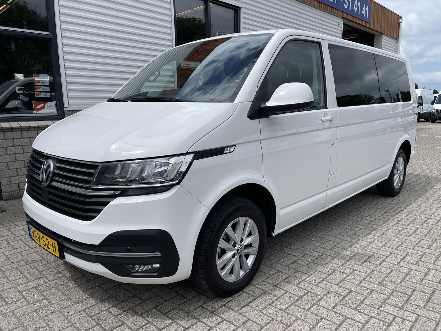 Volkswagen Transporter 2.0 TDI DSG automaat L2H1 30 DC 5 persoons / vaste prijs rijklaar € 27.950 ex btw / lease vanaf € 456 / airco / cruise / navi / achterdeuren / euro 6 / bpm vrij !