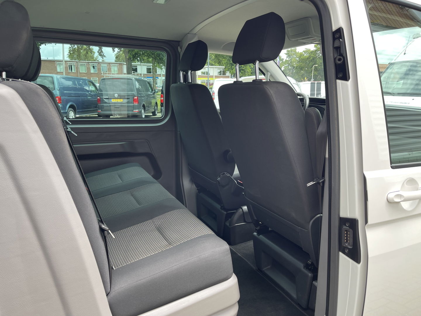 Volkswagen Transporter 2.0 TDI DSG automaat L2H1 30 DC 5 persoons / vaste prijs rijklaar € 27.950 ex btw / lease vanaf € 456 / airco / cruise / navi / achterdeuren / euro 6 / bpm vrij !