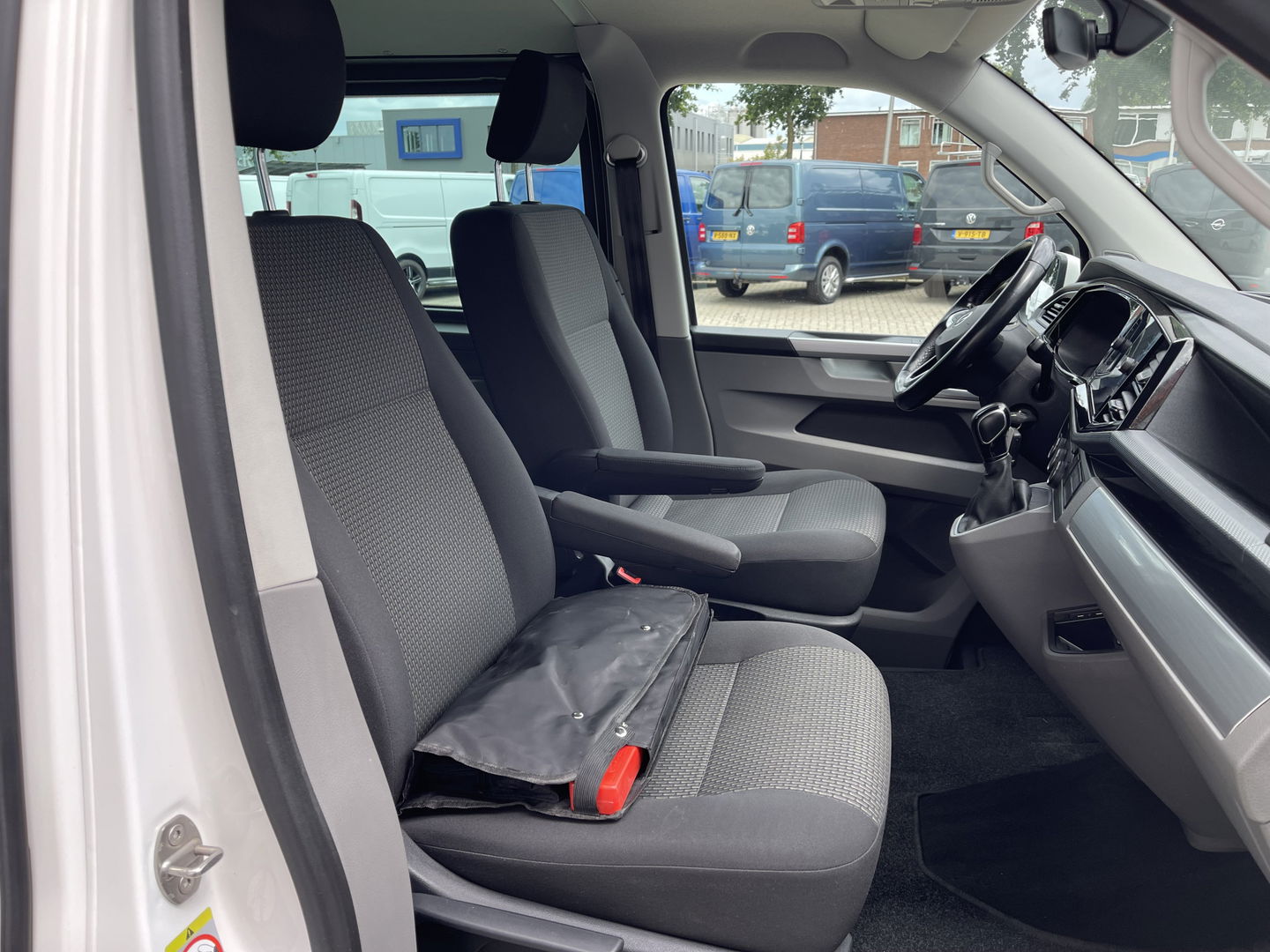 Volkswagen Transporter 2.0 TDI DSG automaat L2H1 30 DC 5 persoons / vaste prijs rijklaar € 27.950 ex btw / lease vanaf € 456 / airco / cruise / navi / achterdeuren / euro 6 / bpm vrij !