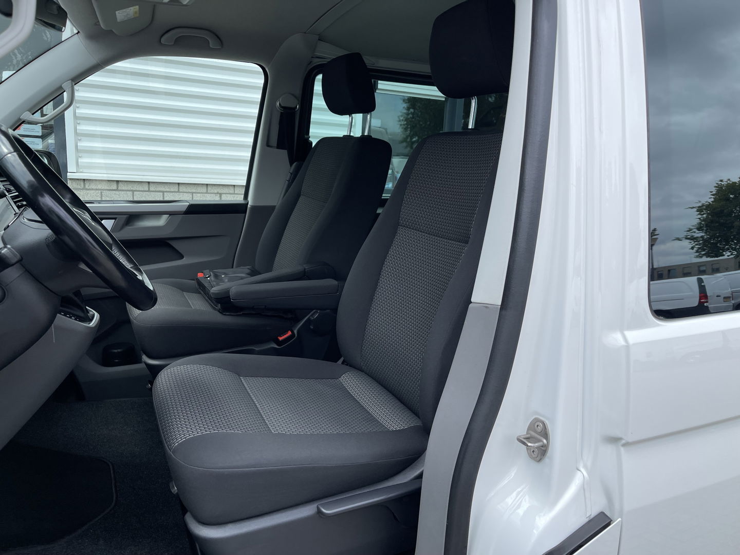 Volkswagen Transporter 2.0 TDI DSG automaat L2H1 30 DC 5 persoons / vaste prijs rijklaar € 27.950 ex btw / lease vanaf € 456 / airco / cruise / navi / achterdeuren / euro 6 / bpm vrij !