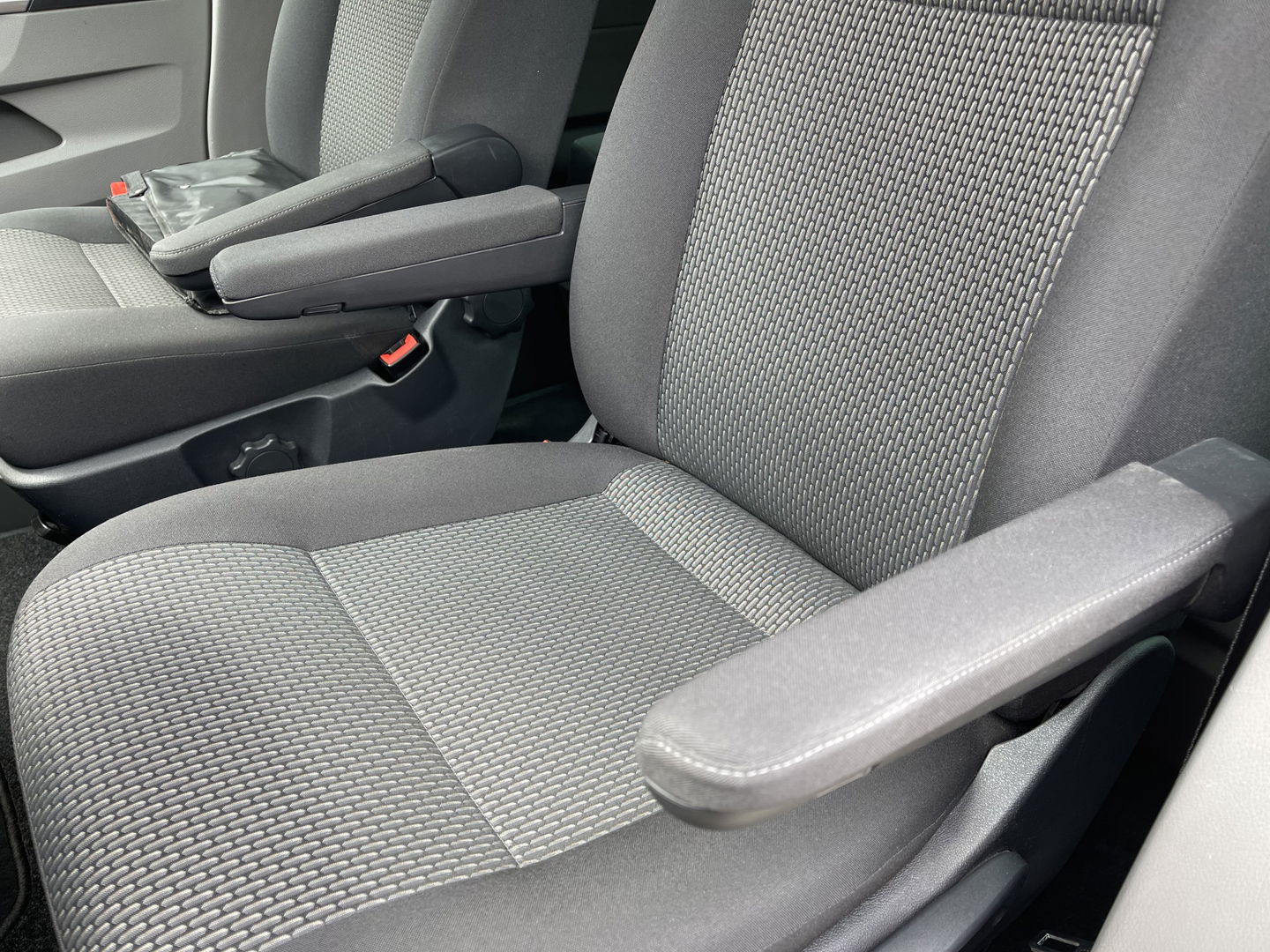 Volkswagen Transporter 2.0 TDI DSG automaat L2H1 30 DC 5 persoons / vaste prijs rijklaar € 27.950 ex btw / lease vanaf € 456 / airco / cruise / navi / achterdeuren / euro 6 / bpm vrij !