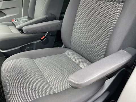 Volkswagen Transporter 2.0 TDI DSG automaat L2H1 30 DC 5 persoons / vaste prijs rijklaar € 27.950 ex btw / lease vanaf € 456 / airco / cruise / navi / achterdeuren / euro 6 / bpm vrij !