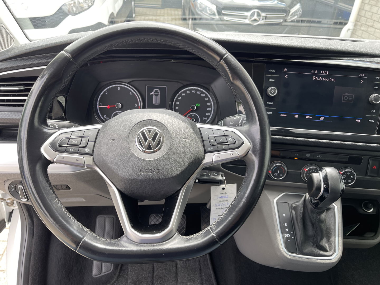 Volkswagen Transporter 2.0 TDI DSG automaat L2H1 30 DC 5 persoons / vaste prijs rijklaar € 27.950 ex btw / lease vanaf € 456 / airco / cruise / navi / achterdeuren / euro 6 / bpm vrij !