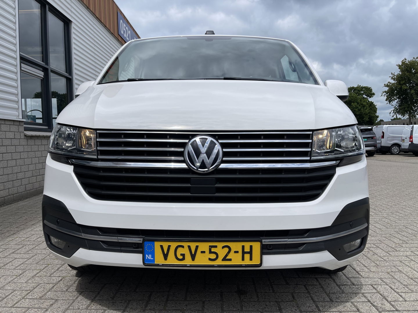 Volkswagen Transporter 2.0 TDI DSG automaat L2H1 30 DC 5 persoons / vaste prijs rijklaar € 27.950 ex btw / lease vanaf € 456 / airco / cruise / navi / achterdeuren / euro 6 / bpm vrij !