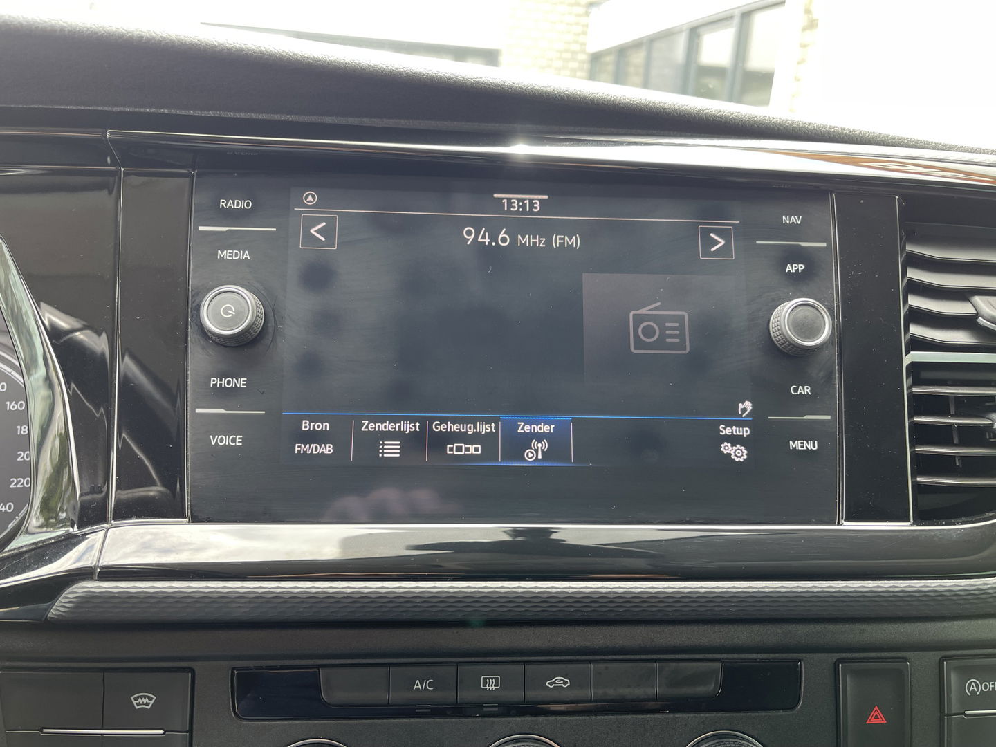 Volkswagen Transporter 2.0 TDI DSG automaat L2H1 30 DC 5 persoons / vaste prijs rijklaar € 27.950 ex btw / lease vanaf € 456 / airco / cruise / navi / achterdeuren / euro 6 / bpm vrij !