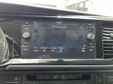 Volkswagen Transporter 2.0 TDI DSG automaat L2H1 30 DC 5 persoons / vaste prijs rijklaar € 27.950 ex btw / lease vanaf € 456 / airco / cruise / navi / achterdeuren / euro 6 / bpm vrij !