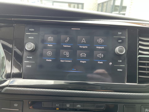 Volkswagen Transporter 2.0 TDI DSG automaat L2H1 30 DC 5 persoons / vaste prijs rijklaar € 27.950 ex btw / lease vanaf € 456 / airco / cruise / navi / achterdeuren / euro 6 / bpm vrij !