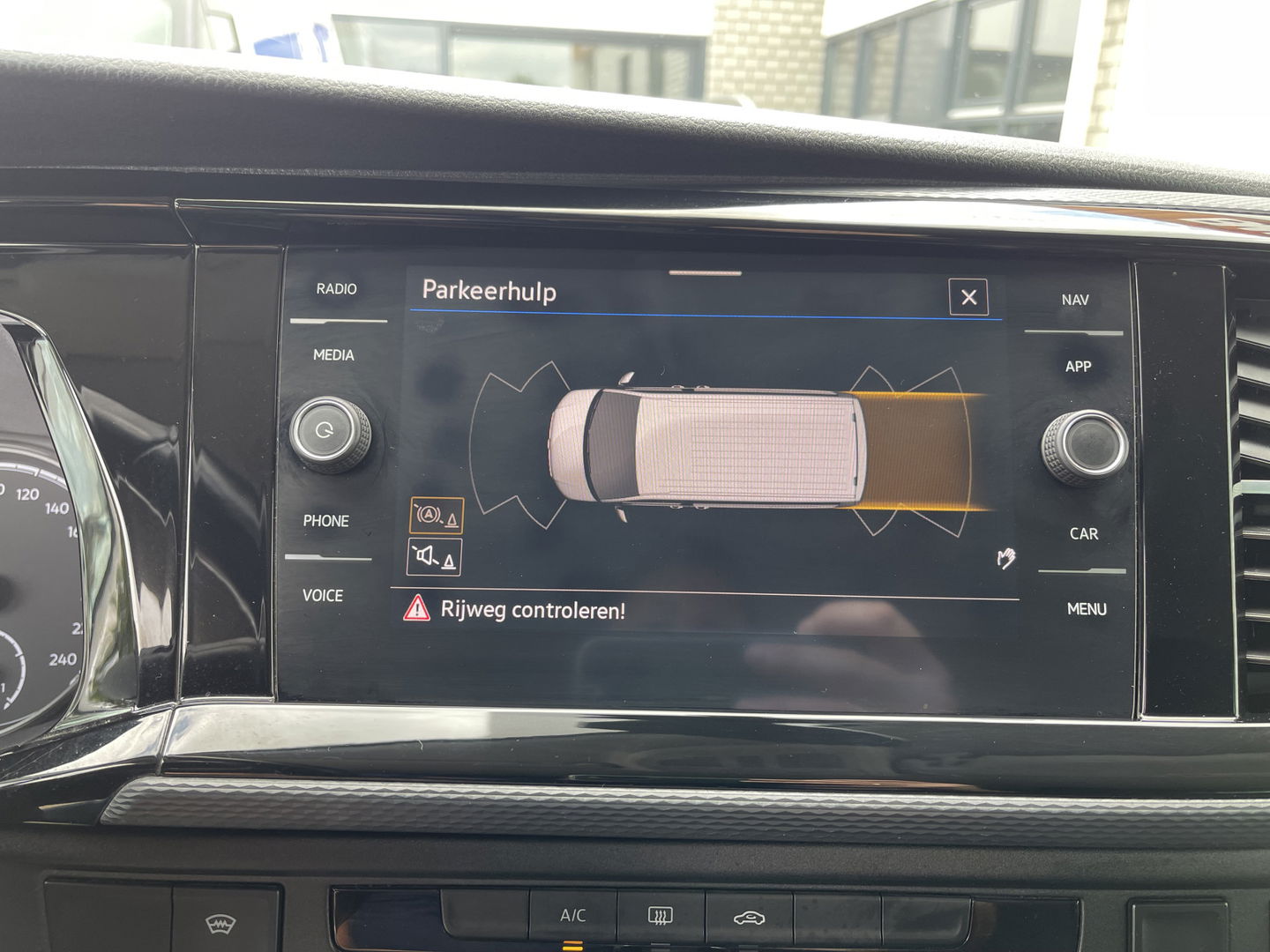 Volkswagen Transporter 2.0 TDI DSG automaat L2H1 30 DC 5 persoons / vaste prijs rijklaar € 27.950 ex btw / lease vanaf € 456 / airco / cruise / navi / achterdeuren / euro 6 / bpm vrij !