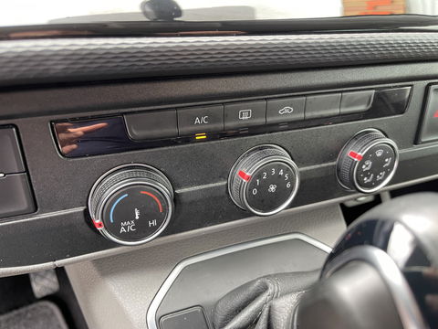 Volkswagen Transporter 2.0 TDI DSG automaat L2H1 30 DC 5 persoons / vaste prijs rijklaar € 27.950 ex btw / lease vanaf € 456 / airco / cruise / navi / achterdeuren / euro 6 / bpm vrij !