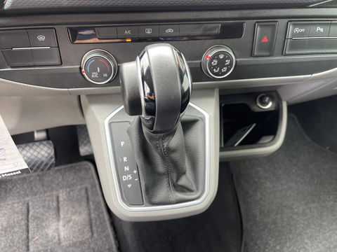 Volkswagen Transporter 2.0 TDI DSG automaat L2H1 30 DC 5 persoons / vaste prijs rijklaar € 27.950 ex btw / lease vanaf € 456 / airco / cruise / navi / achterdeuren / euro 6 / bpm vrij !