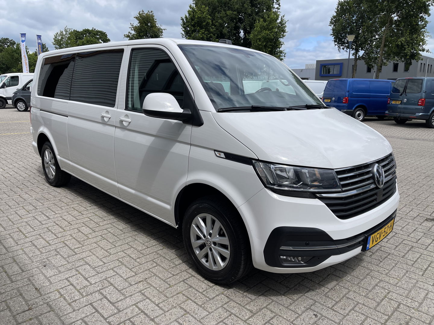 Volkswagen Transporter 2.0 TDI DSG automaat L2H1 30 DC 5 persoons / vaste prijs rijklaar € 27.950 ex btw / lease vanaf € 456 / airco / cruise / navi / achterdeuren / euro 6 / bpm vrij !