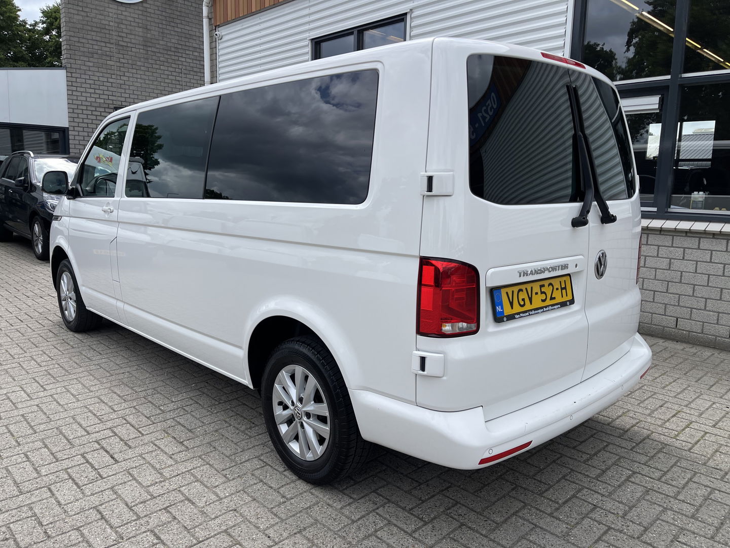 Volkswagen Transporter 2.0 TDI DSG automaat L2H1 30 DC 5 persoons / vaste prijs rijklaar € 27.950 ex btw / lease vanaf € 456 / airco / cruise / navi / achterdeuren / euro 6 / bpm vrij !
