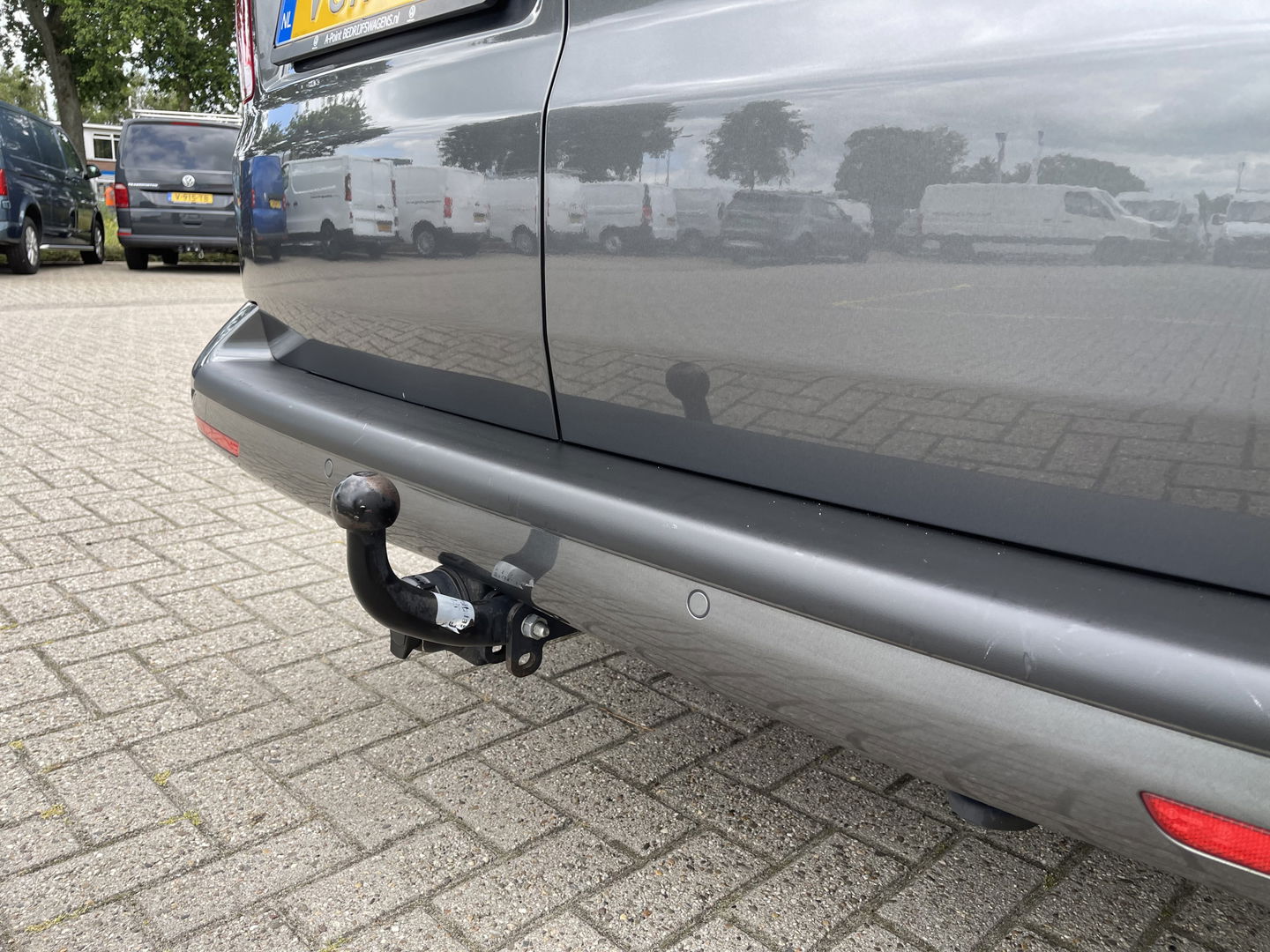 Volkswagen Transporter 2.0 TDI L2H1 30 DC 5 persoons / vaste prijs rijklaar € 27.950 ex btw / lease vanaf € 456 / grijs metallic / airco / cruise / Apple Carplay / lichtmetalen velgen / euro 6 / bpm vrij !