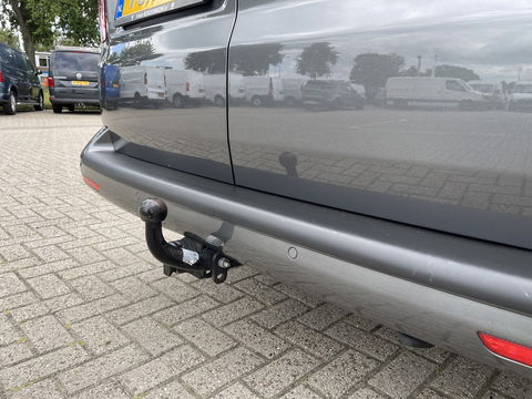 Volkswagen Transporter 2.0 TDI L2H1 30 DC 5 persoons / vaste prijs rijklaar € 27.950 ex btw / lease vanaf € 456 / grijs metallic / airco / cruise / Apple Carplay / lichtmetalen velgen / euro 6 / bpm vrij !