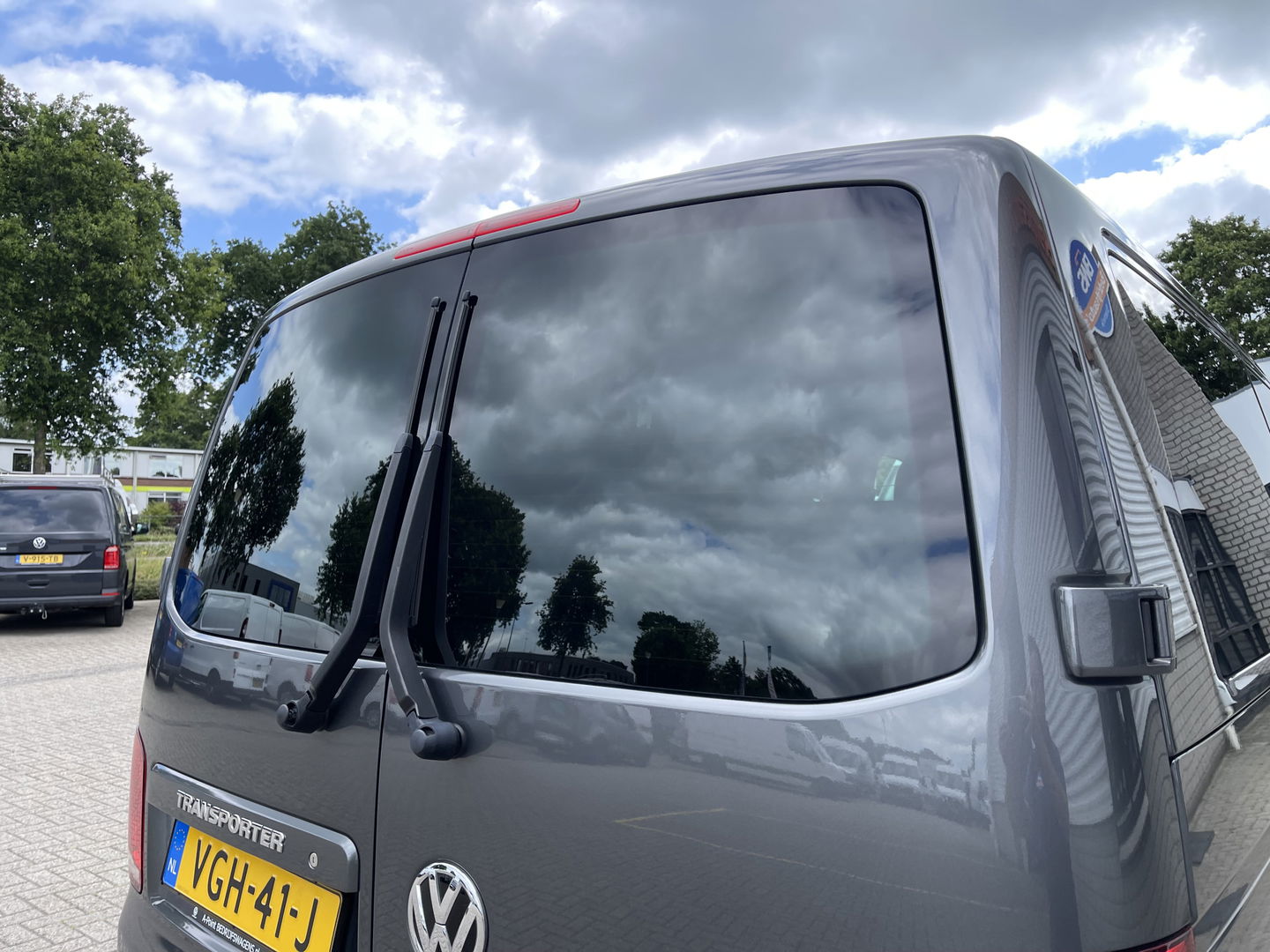 Volkswagen Transporter 2.0 TDI L2H1 30 DC 5 persoons / vaste prijs rijklaar € 27.950 ex btw / lease vanaf € 456 / grijs metallic / airco / cruise / Apple Carplay / lichtmetalen velgen / euro 6 / bpm vrij !