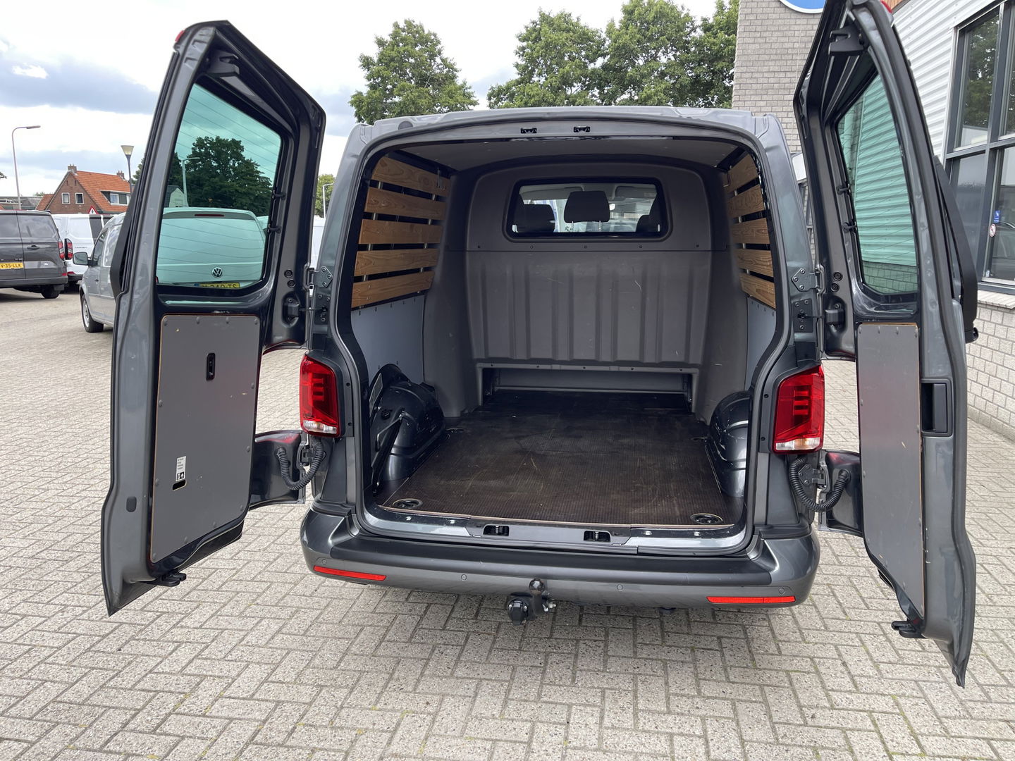 Volkswagen Transporter 2.0 TDI L2H1 30 DC 5 persoons / vaste prijs rijklaar € 27.950 ex btw / lease vanaf € 456 / grijs metallic / airco / cruise / Apple Carplay / lichtmetalen velgen / euro 6 / bpm vrij !