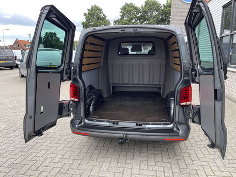 Volkswagen Transporter 2.0 TDI L2H1 30 DC 5 persoons / vaste prijs rijklaar € 27.950 ex btw / lease vanaf € 456 / grijs metallic / airco / cruise / Apple Carplay / lichtmetalen velgen / euro 6 / bpm vrij !